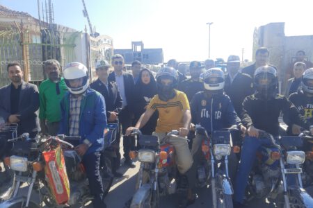 اهدای کلاه ایمنی به موتورسواران توسط شهرداری و شورای اسلامی شهر آب پخش+تصاویر