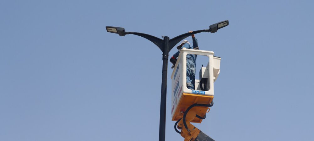 تعویض براکت و لامپ های قدیمی و نصب پروژکتورهای ال ای دی در بلوار انقلاب شهر آب پخش